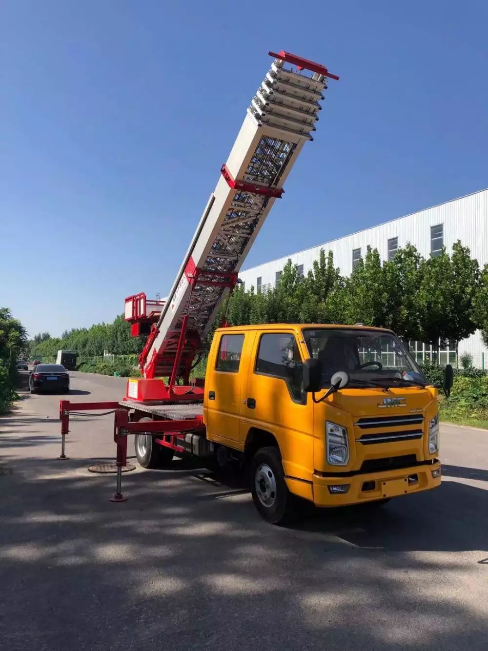 香洲附近的云梯车出租服务：轻松解决高空作业需求